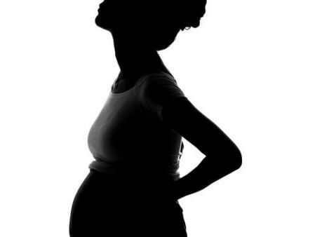 胎儿过期不生的原因有哪些