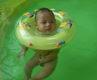 早龄游泳使宝宝平衡能力更强
